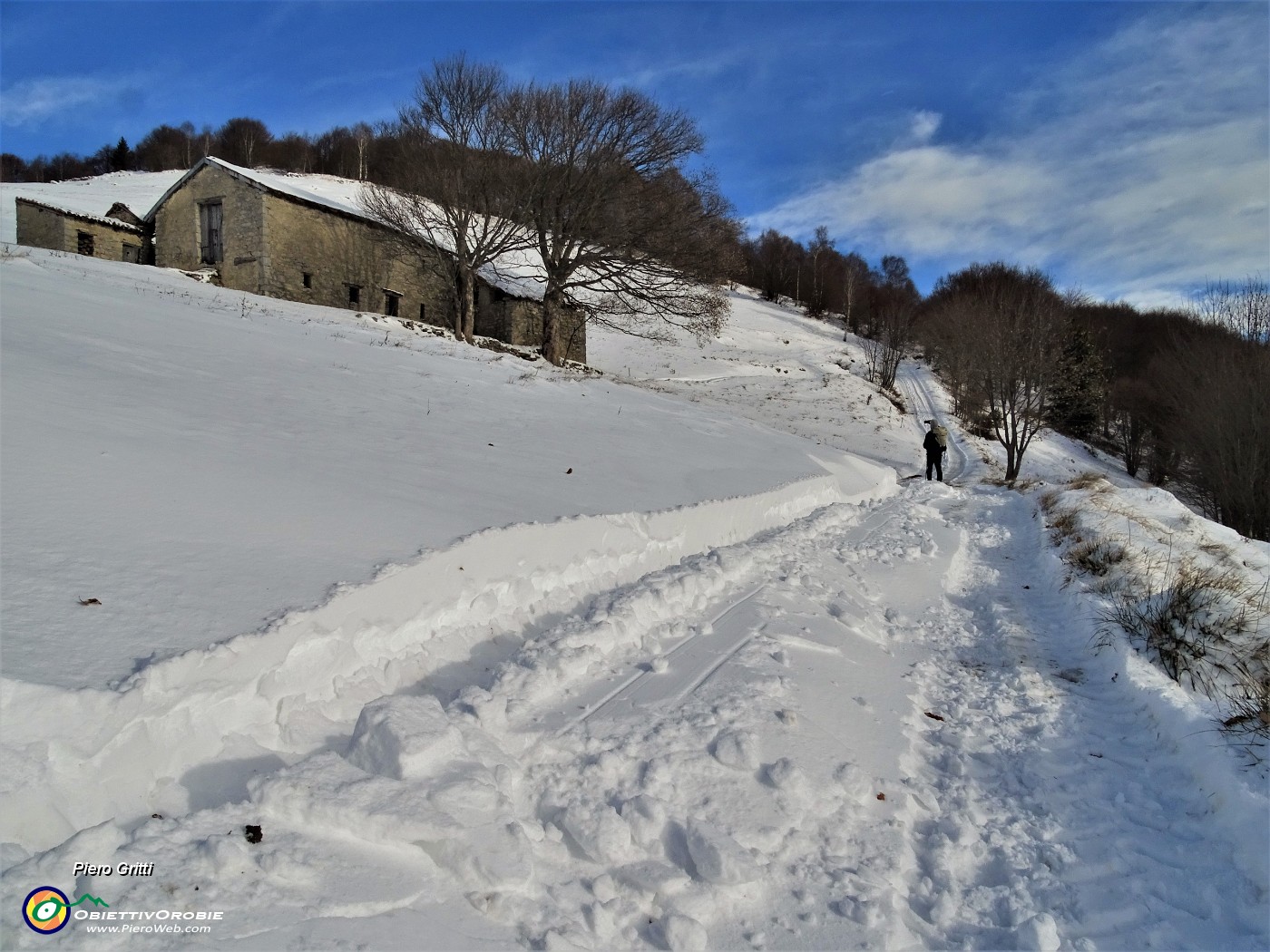 26 Passaggio a cascina prima di entrare nel bosco di faggeta.JPG